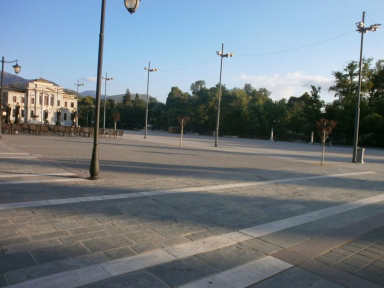 Άμεσες αποκαταστάσεις φθορών στις πλατείες της Τρίπολης