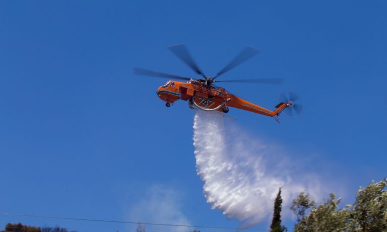 Υπό μερικό έλεγχο η πυρκαγιά στον Μαραθώνα – Σε εξέλιξη στο Μαρμάρι