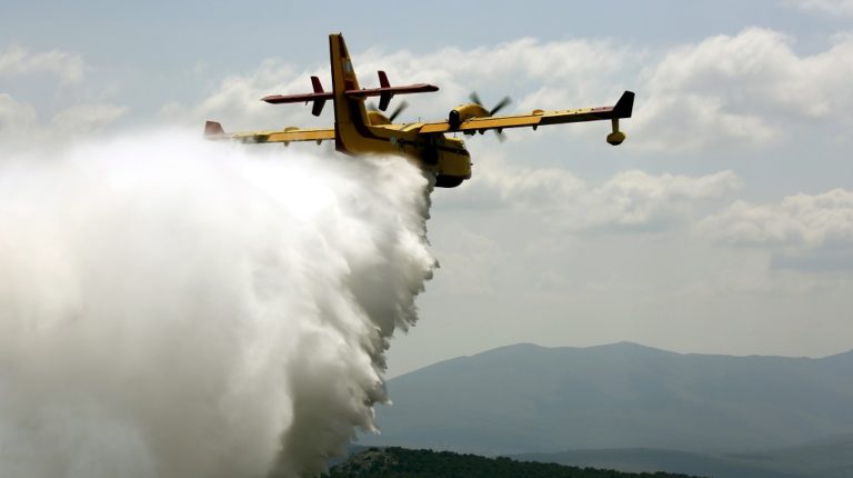 Σε ύφεση η πυρκαγιά στην Κυνουρία (video)