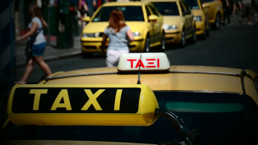Ομόνοια: Αναζητείται οδηγός ταξί που κατηγορείται ότι λήστεψε και τραυμάτισε Γάλλους τουρίστες