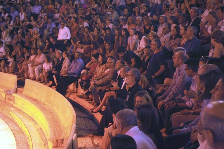 Θερμή η ανταπόκριση στην «Αριστοφανιάδα» του ΔΗΠΕΘΕ Κρήτης στο Ηρώδειο