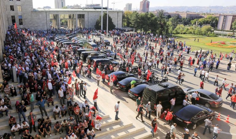 Με απειλές προς ΗΠΑ και πλήθη να ζητούν εκτελέσεις η επόμενη ημέρα στην Τουρκία (video)