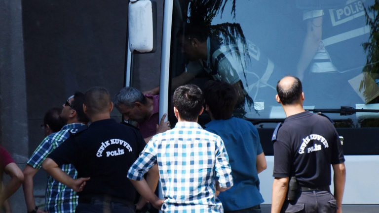 Μπαράζ εκκαθαρίσεων στην Τουρκία – Χιλιάδες απομακρύνονται ή συλλαμβάνονται (video)