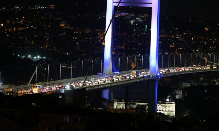 Η ελληνική κυβέρνηση παρακολουθεί με προσοχή και ψυχραιμία (update)