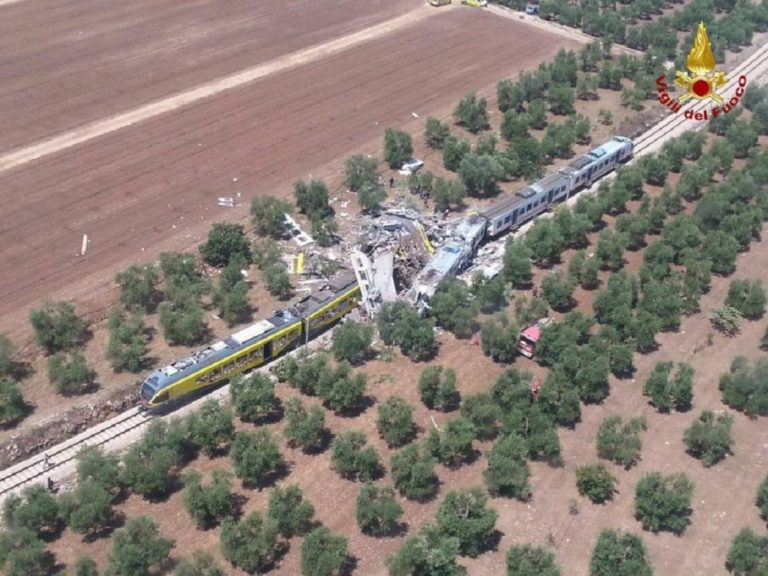 Πολύνεκρη σύγκρουση τρένων στη νότια Ιταλία (video)
