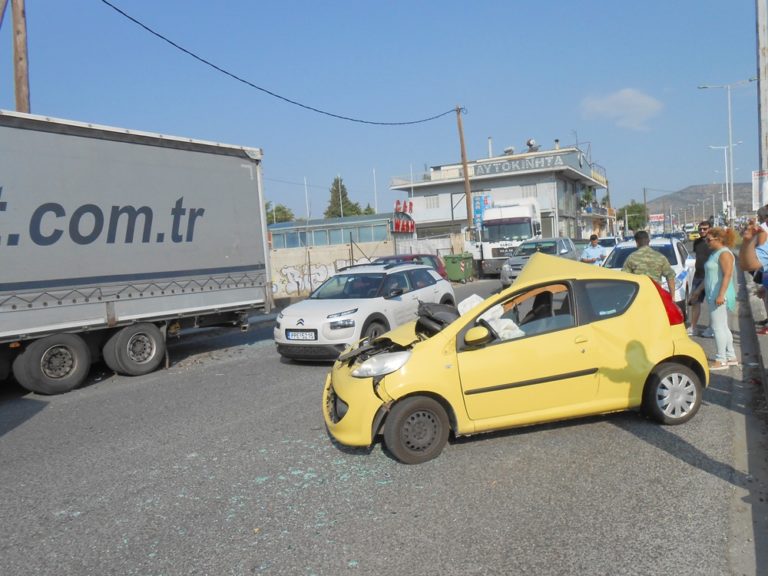 Βόλος : “Άγιο” είχε οδηγός που το ΙΧ του καρφώθηκε κάτω από νταλίκα