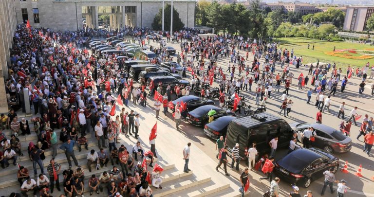 «Σκούπα» Ερντογάν σε Ένοπλες Δυνάμεις και δικαστικό σώμα (update – video)