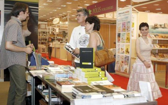 Ηράκλειο: Άνοιξε τις πύλες της η Εκθεση Βιβλίου στην πλατεία Ελευθερίας