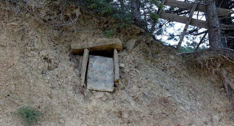 Ασύλητο τάφο ανακάλυψαν νεαροί που… έπαιζαν μπάσκετ (video)