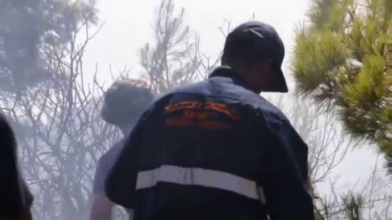 Σε εξέλιξη η πυρκαγιά στην Αγία Κυριακή στη Ραφήνα