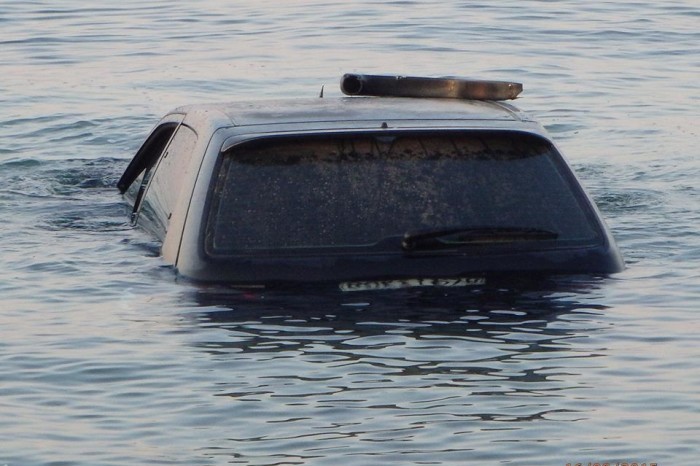 Σώος βγήκε ο οδηγός του αυτοκινήτου που έπεσε στη θάλασσα