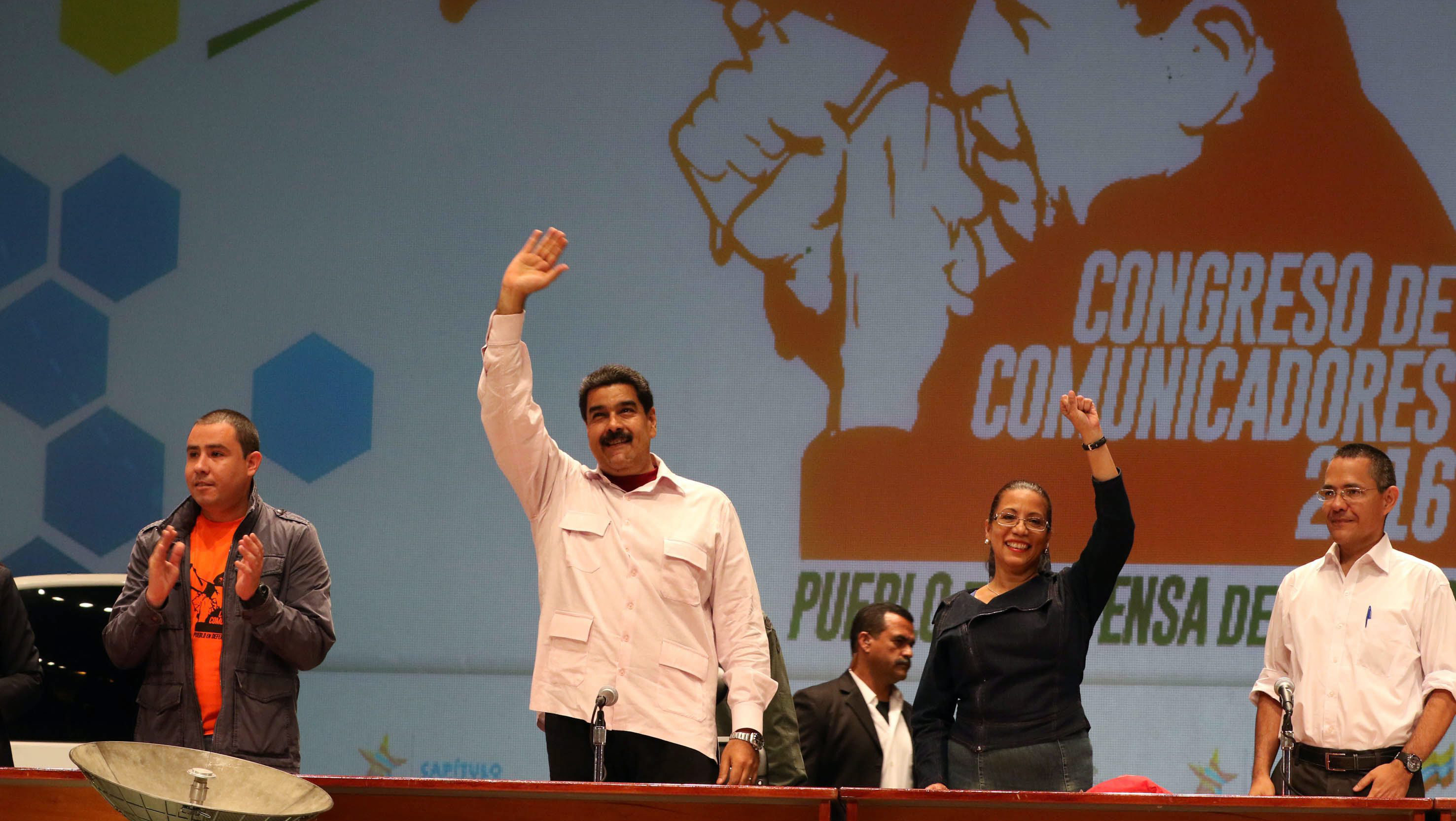 epa05395577 A handout picture released by the Miraflores Presidential Palace shows Venezuelan President Nicolas Maduro (2-L) greeting supporters in Caracas, Venezuela, 27 June 2016. Maduro asked his followers to expand efforts in the media and in social networks to tell the 'truth of Venezuela' and to deal with the alleged attacks made by several countries against the 'Bolivarian revolution,' he added. EPA/MIRAFLORES PRESS HANDOUT EDITORIAL USE ONLY/NO SALES