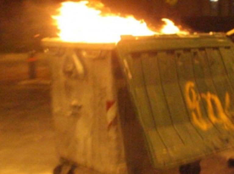 Βόλος: Έβαζε φωτιά σε κάδους