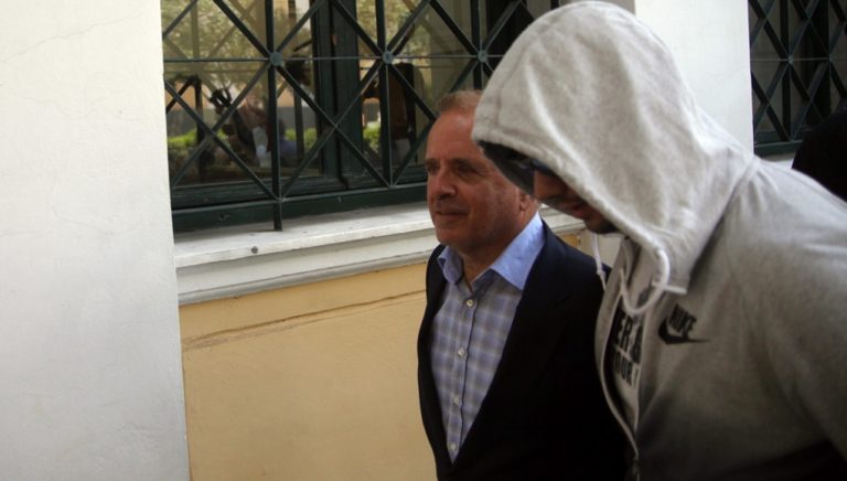 Σε δίκη για τα εξοπλιστικά παραπέμπονται ο Λιακουνάκος και 16 άτομα