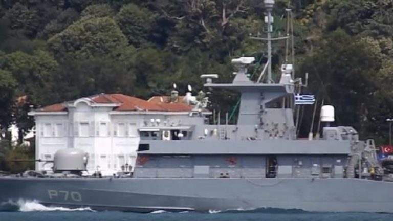 Ελληνική πυραυλάκατος διέρχεται τον Βόσπορο (video)