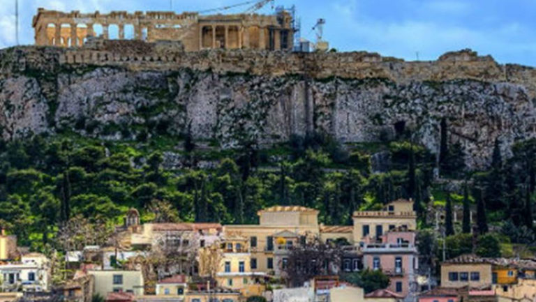 Δειλινό στην Πλάκα – Ένας περίπατος γεμάτος ιστορίες αγάπης