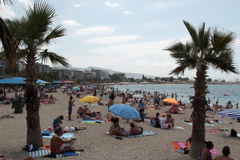 Αναζητάμε δροσιά στις παραλίες της Αττικής