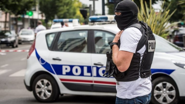 Σε επιφυλακή η γαλλική αστυνομία για πρόσφυγα που μπορεί να σχεδίαζε επίθεση