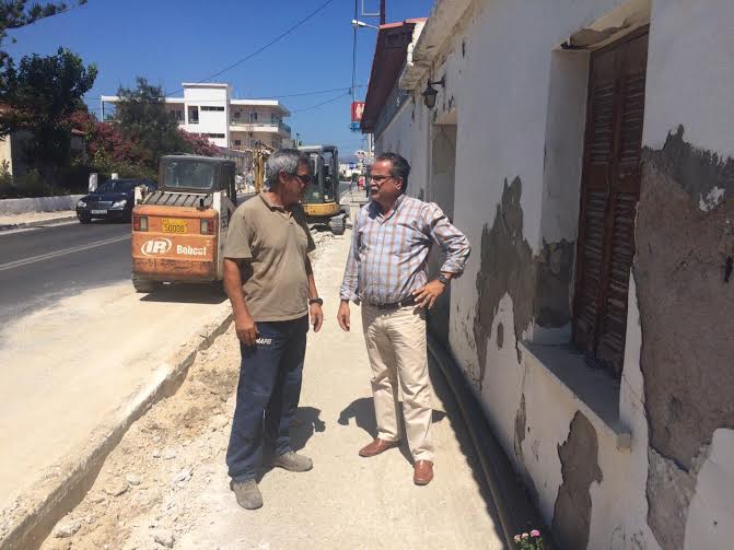 Αυτοψία Γ. Μαλανδράκη στο έργο της κατασκευής πεζοδρομίων στο Μάλεμε