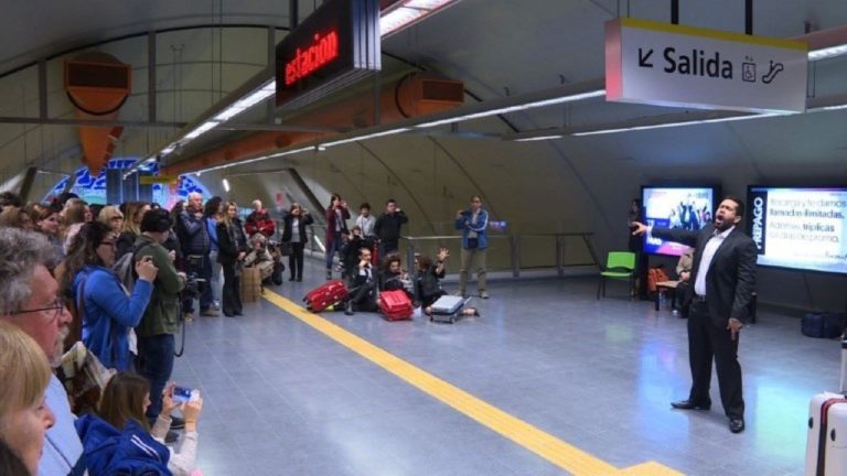 Στο μετρό του Μπουένος Άϊρες, η “Υπηρέτρια Κυρά” (video)
