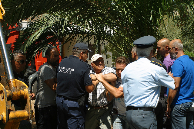 Βόλος: Προσήχθησαν κάτοικοι που διαμαρτύρονταν για κοπή φοίνικα