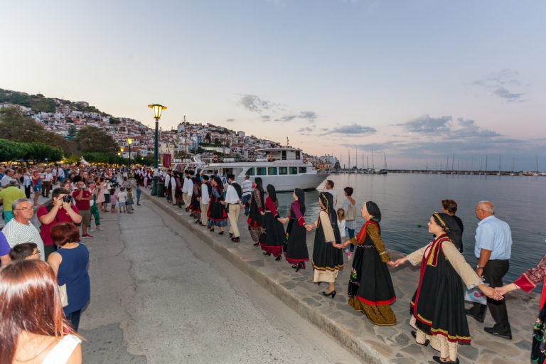 Φεστιβάλ Σκοπέλου: Όλο το νησί χόρεψε σε παραδοσιακούς ρυθμούς