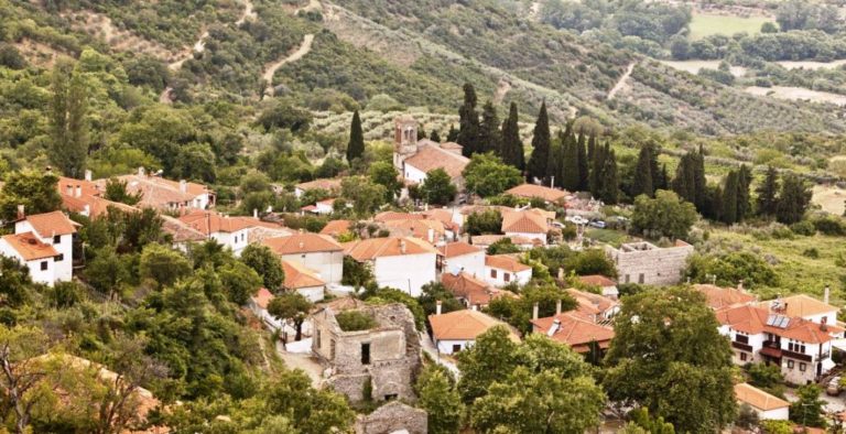 Σε ξενοδοχεία στα Αμπελάκια και Καστρί Λουτρό 84 πρόσφυγες