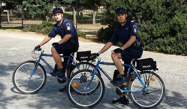 Κέρκυρα: Ποδηλάτες αστυνομικοί βραβεύθηκαν για τη σωτηρία Ισπανίδας τουρίστριας