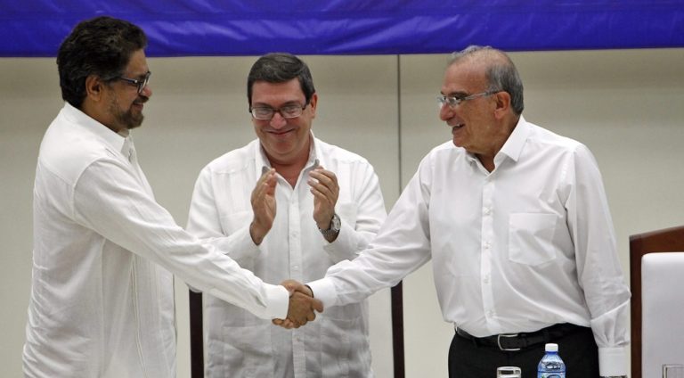 Ιστορική συμφωνία κυβέρνησης-FARC στην Κολομβία (video)