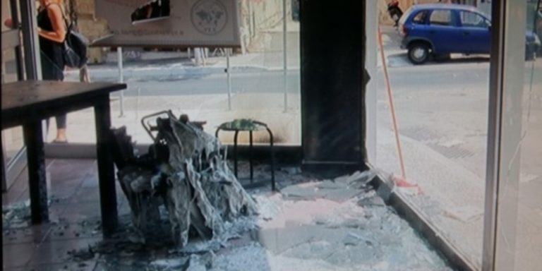 Από μολότοφ η φωτιά στο γραφείο του Αρτ. Σώρρα στο Ηράκλειο