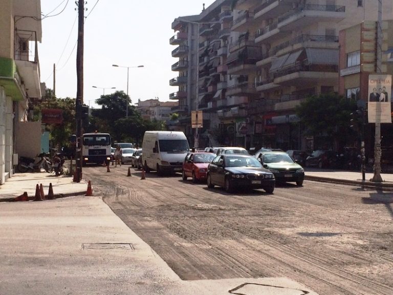 Λάρισα: Κυκλοφοριακά προβλήματα λόγω ασφαλτοστρώσεων