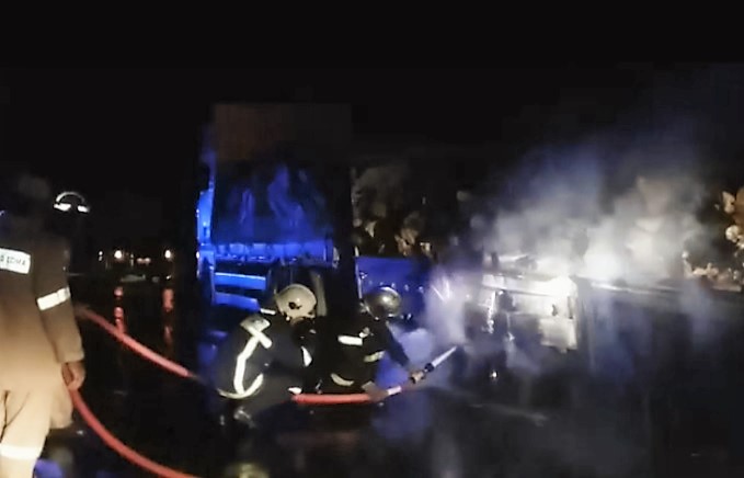 Χανιά: Συναγερμός από φωτιά σε καρότσα φορτηγού, κοντά στο Ναυτικό Νοσοκομείο