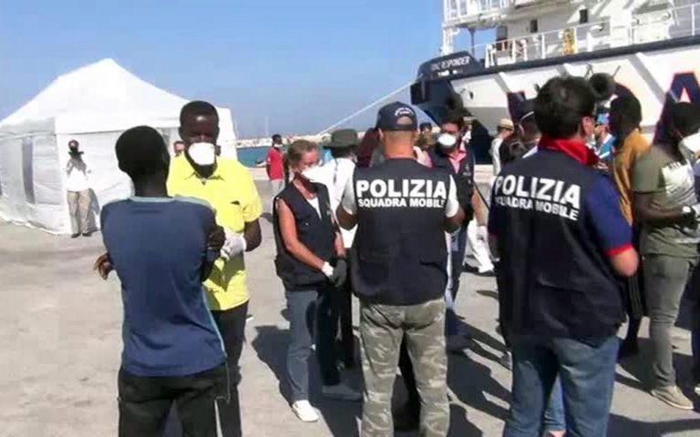 Καταυλισμό για μετανάστες θα φτιάξει η Ιταλία στα σύνορα με Ελβετία