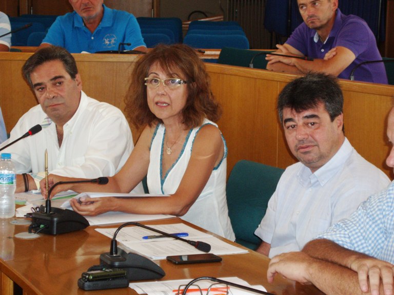 Η πρόεδρος του Φορέα Διαχείρισης της λίμνης Κάρλας Ιφ. Κάγκαλου εν μέσω του καθηγητή Κτηνιατρικής Χαρ. Μπιλίνη και του προέδρου του ΤΟΕΒ Πηνειού, περιφερειακού συμβούλου Γ. Λαδόπουλου