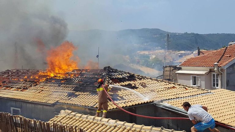 Υπό έλεγχο η πυρκαγιά στην παλαιά πόλη της Λευκάδας – Κάηκαν έξι σπίτια (video)