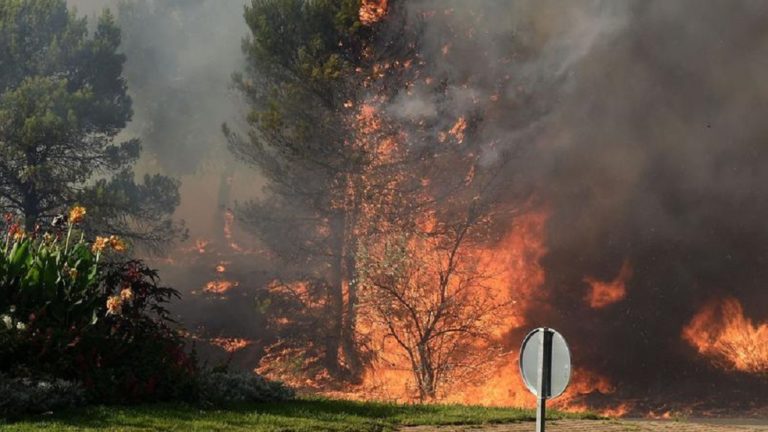 Φόβοι για αναζωπύρωση των πυρκαγιών στη νότια Γαλλία