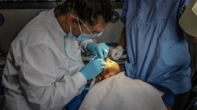 Επίσκεψη των Γιατρών του Κόσμου στους πρόσφυγες στο Ελληνικό