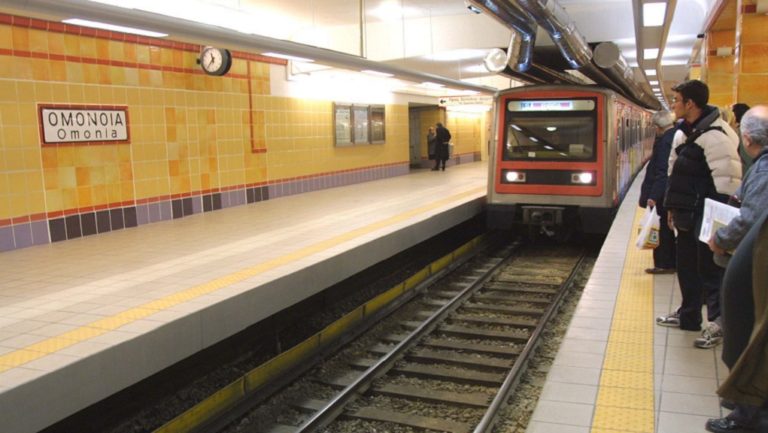 Νεκρός άνδρας από πτώση στις γραμμές του ηλεκτρικού στην Ομόνοια