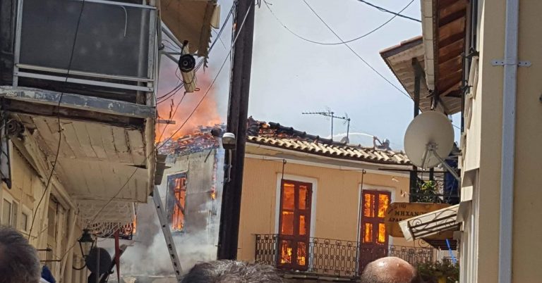 Φωτιά στην παλιά πόλη της Λευκάδας