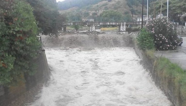 Η Τσαριτσάνη μετρά τις πληγές της από τη χθεσινή νεροποντή
