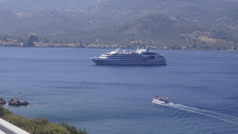 Λέσβος: Κρουαζιερόπλοιο «ενεργοποίησε» την πύλη εισόδου στην Πέτρα