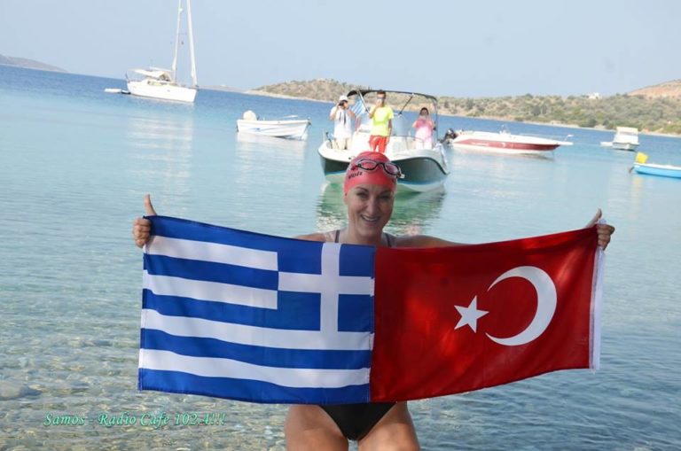 Σάμος: Κολύμπησε για την Ελληνοτουρκική φιλία