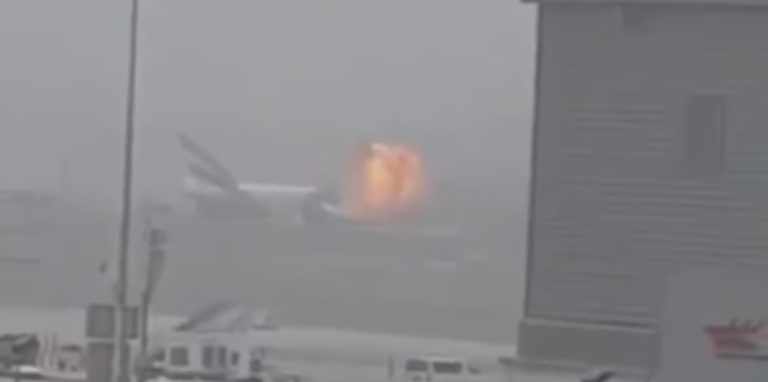Ατύχημα κατά την προσγείωση Μπόινγκ 777 στο αεροδρόμιο του Ντουμπάι (video) – Νεκρός ένας πυροσβέστης