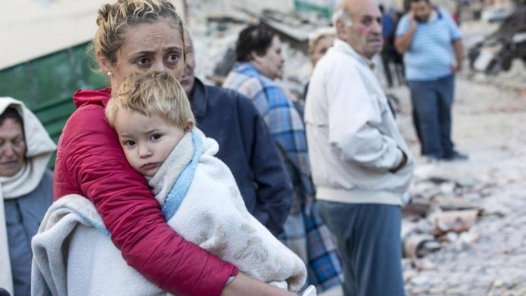 Αυξάνεται συνεχώς ο αριθμός των νεκρών του σεισμού στην Ιταλία (video)