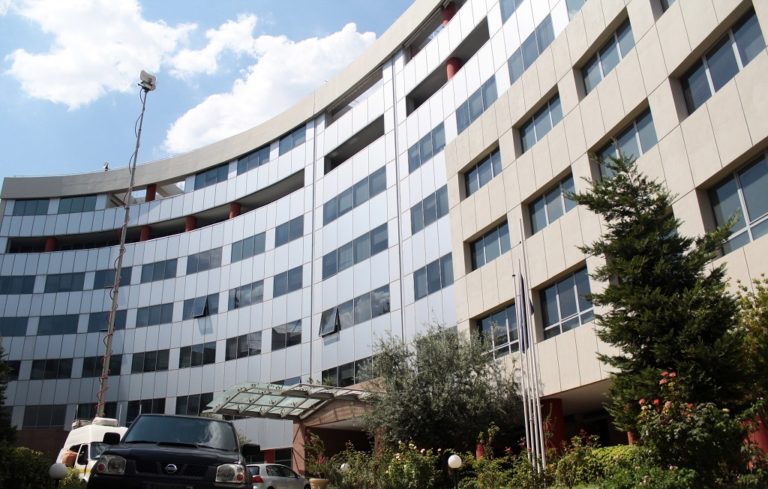 Κορυφώνεται η πολιτική αντιπαράθεση για τις τηλεοπτικές άδειες
