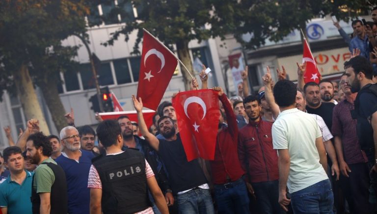 Τουρκία: 27.000 εκπαιδευτικοί απολύθηκαν – Διώξεις κατά Κούρδων και υποστηρικτών του Γκιουλέν
