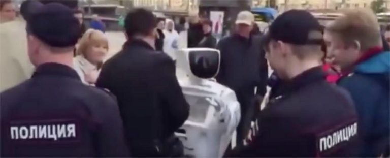 Μόσχα: Συνέλαβαν… ρομπότ σε πολιτική διαδήλωση (video)
