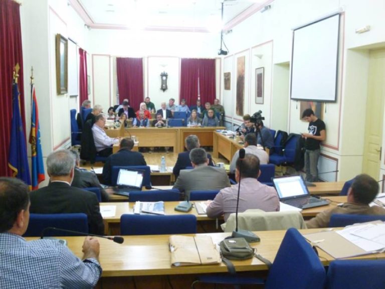 Καλαμάτα: Συνεδρίασε το δημοτικό συμβούλιο, παρουσία δεκάδων πληγέντων πολιτών