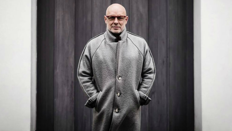 Ο Brian Eno μάς προσκαλεί σε μια τρισδιάστατη ηχητική εμπειρία στη Στέγη