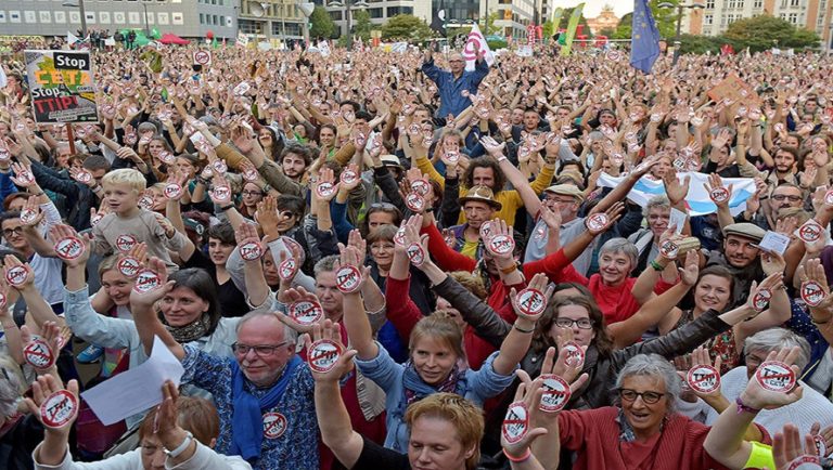 15.000 διαδηλωτές στις Βρυξέλλες κατά της TTIP (video)